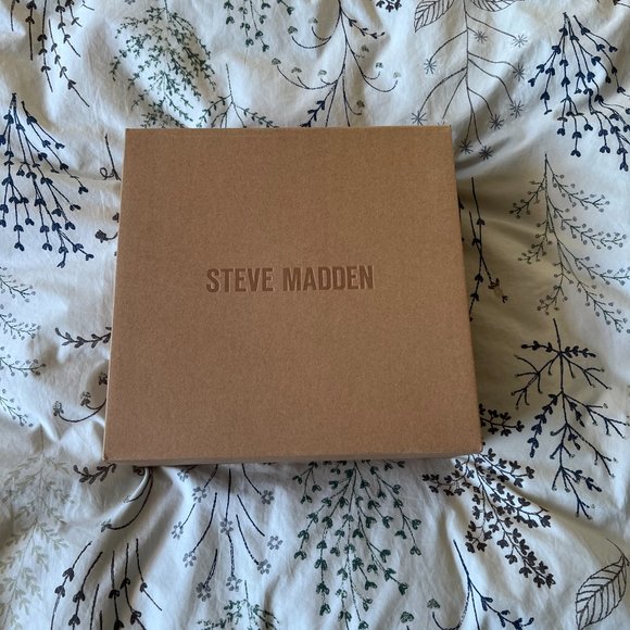 Steve Madden Buzzing Ankle Boot - New with Box - Picture 2 of 6